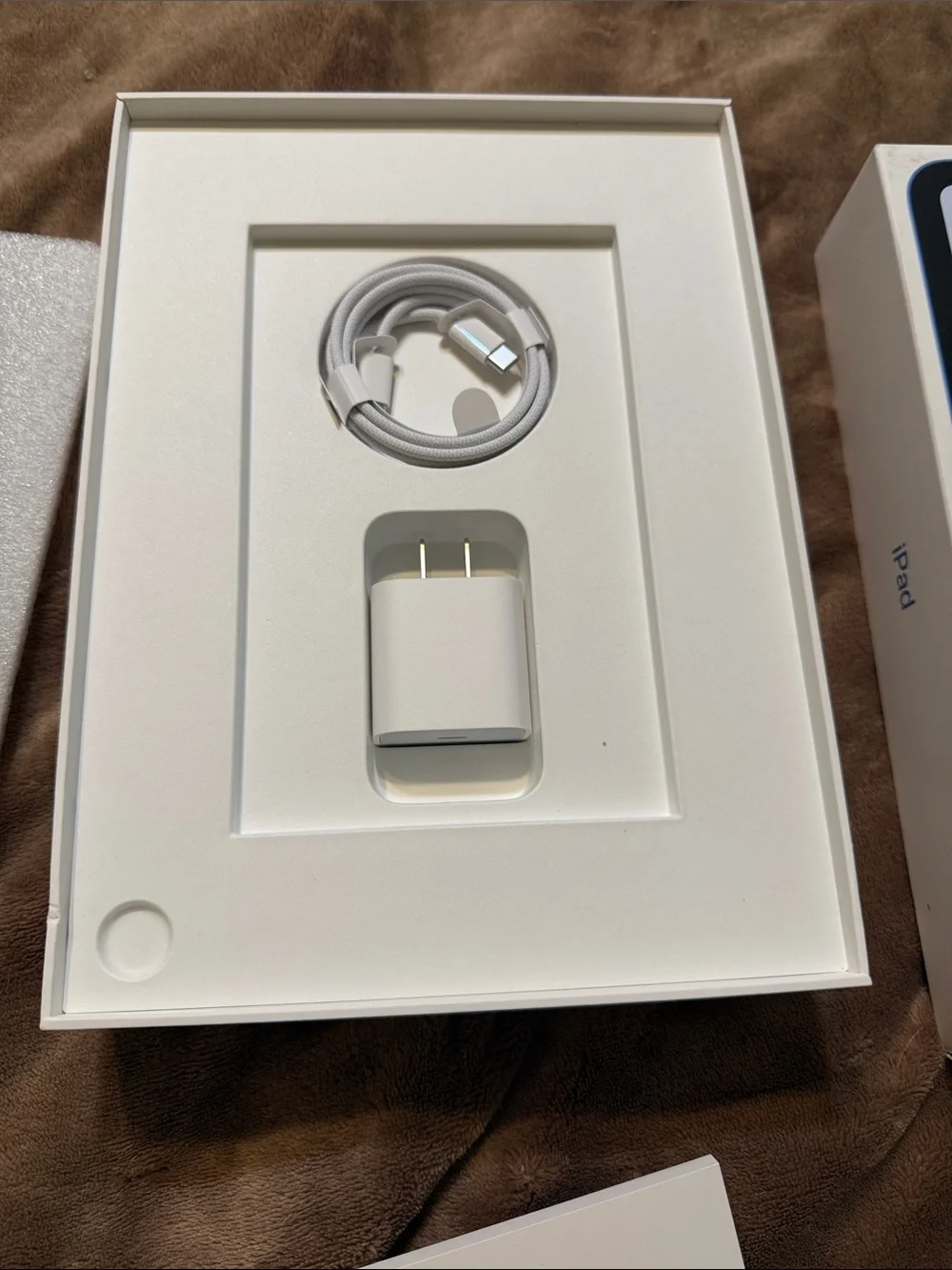 Apple iPad mini Model A3354 Replacement Box and Charger Cable & Adapter